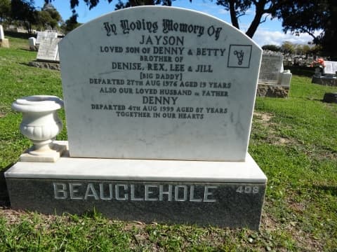 Denis BEAUGLEHOLE gravestone photograph 1