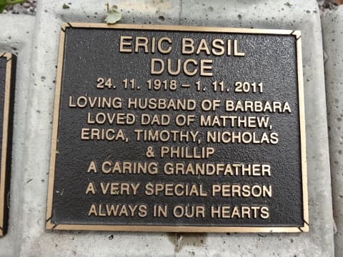 Eric Basil DUCE gravestone photograph 1