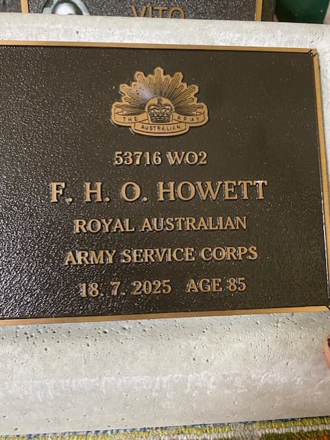 Fred Hedley HOWETT gravestone photograph 1