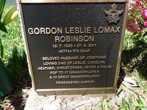 Gordon Leslie Lomax ROBINSON gravestone photograph 1