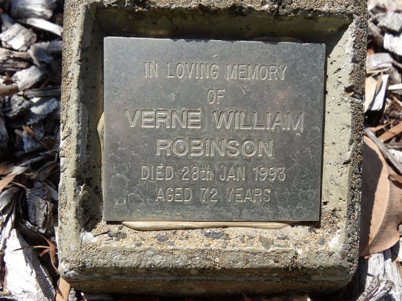 Verne William ROBINSON gravestone photograph 1